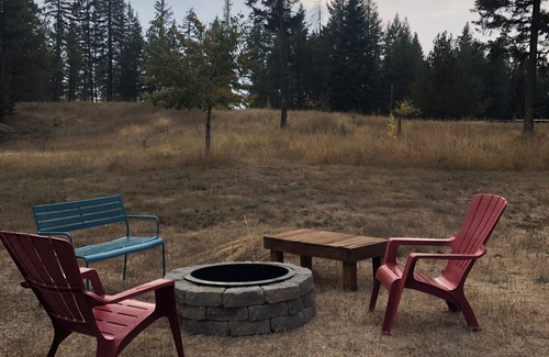 Elk House | Charming 3-bedroom house with WiFi, AC in peaceful Elk