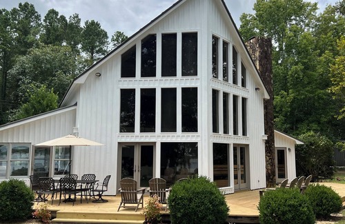 Cobb House | Charming 3-bedroom lake house with WiFi and AC in Cobb, Georgia. Has Dish TV.