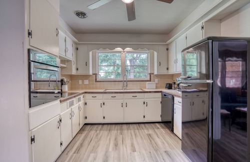 Cambridge House | Charming 3-bedroom Midcentury modern home, retro vibe and stylish furnishings.