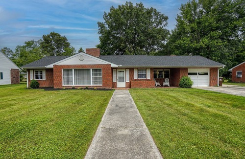 Cambridge House | Charming 3-bedroom Midcentury modern home, retro vibe and stylish furnishings.