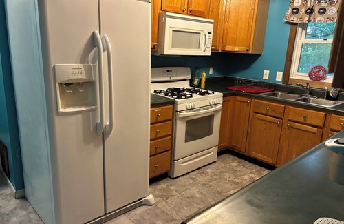 Macomb House | Charming 3-bedroom pet friendly home in Macomb