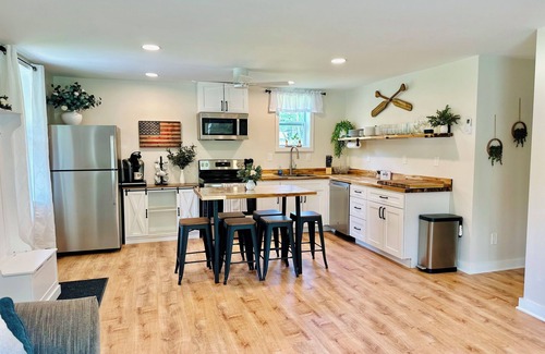 Pulaski Cottage | Charming 3-bedroom Sandy Pond cottage with AC, WiFi