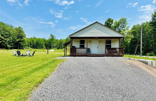 Pulaski Cottage | Charming 3-bedroom Sandy Pond cottage with AC, WiFi