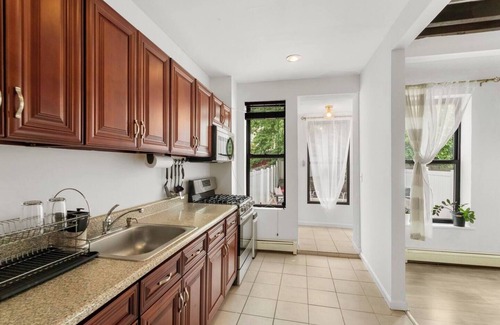 East Flatbush House | Charming 3-bedroom townhome with Garden. 25 mins from the city