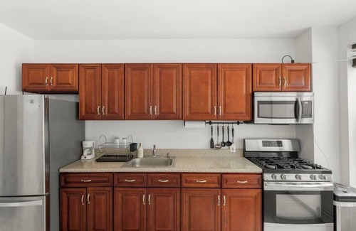 East Flatbush House | Charming 3-bedroom townhome with Garden. 25 mins from the city