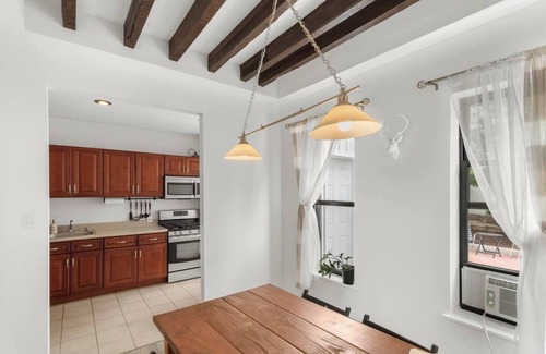 East Flatbush House | Charming 3-bedroom townhome with Garden. 25 mins from the city