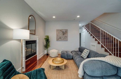 North Central House | Charming 3-bedroom townhome in Pasadena!