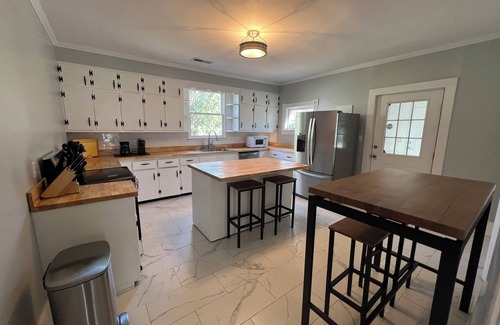 Somerset House | Charming 3 bedroom - Two Blocks from the Fountain