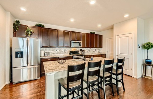 The Meadows House | Charming 3-bedroom house with 2 offices, AC and WiFi in welcoming Castle Rock