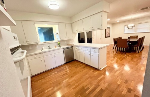Colleyville House | Charming 3-bedroom house in wonderful Colleyville with WiFi, fitness room