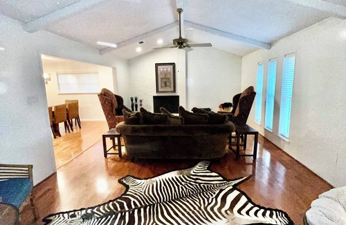 Colleyville House | Charming 3-bedroom house in wonderful Colleyville with WiFi, fitness room
