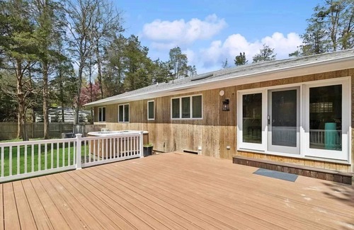 Clearwater Beach House | Charming 3-Bedroom East Hampton Retreat with AC, WiFi, and Private Beach Access