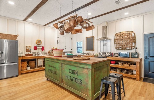 Jacksonville House | Charming 3-bedroom barn with AC and WiFi in fabulous Jacksonville