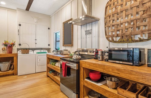Jacksonville House | Charming 3-bedroom barn with AC and WiFi in fabulous Jacksonville