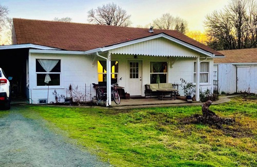 Laytonville House | Charming 3-bedroom house with Sauna, WIFI, fenced yard, lots of free parking.