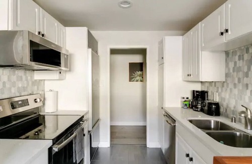 Valley Village Condo | Charming 3-bedroom 3-bath condo next to pool in Valley Village, CA -Los Angeles