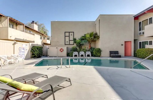 Valley Village Condo | Charming 3-bedroom 3-bath condo next to pool in Valley Village, CA -Los Angeles