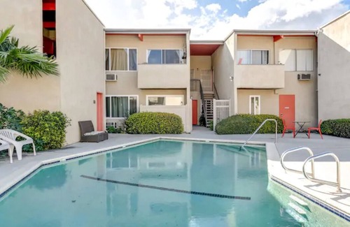 Valley Village Condo | Charming 3-bedroom 3-bath condo next to pool in Valley Village, CA -Los Angeles