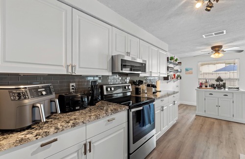 Palm Harbor House | Charming 3-bedroom house with Heated pool mins from beaches