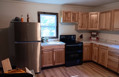 Mooresburg Cabin | Charming 3-bedroom cabin with AC and WiFi in delightful Rogersville