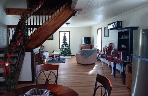 Mooresburg Cabin | Charming 3-bedroom cabin with AC and WiFi in delightful Rogersville