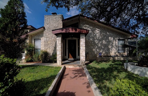 Leon Valley House | Charming 3-bedroom home in San Antonio with AC, Fast WiFi, Pet Friendly.