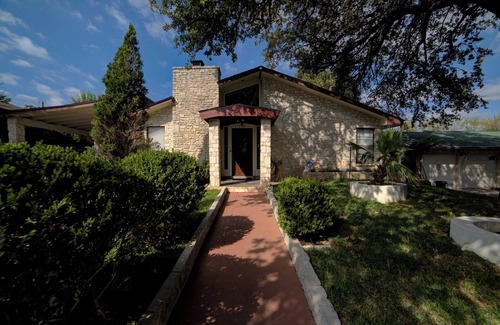 Leon Valley House | Charming 3-bedroom home in San Antonio with AC, Fast WiFi, Pet Friendly.