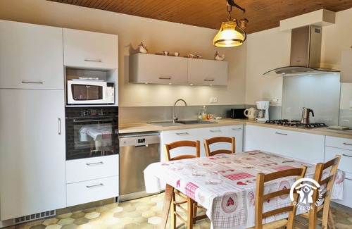 La Selle-Craonnaise Cottage | Charming 3-Bedroom Cottage with Private Lake, Near Sports & Leisure Activities.