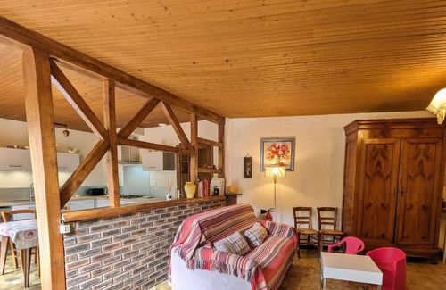 La Selle-Craonnaise Cottage | Charming 3-Bedroom Cottage with Private Lake, Near Sports & Leisure Activities.