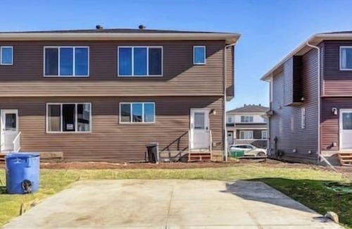 Chestermere House | Charming 3BR Getaway | A/C | 15m to YYC/Hwy