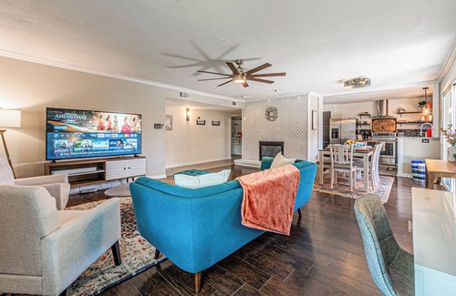Garland House | Charming 3BR House - Pool, King Bed, and Grill in Garland
