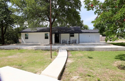 Belton House | Charming 3BR Retreat Near Lake Belton w/Wi-Fi & Sports Court