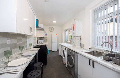 Salford House | Charming 4-Bed Guest House in Salford