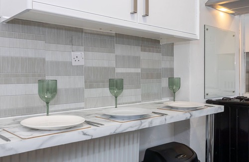Salford House | Charming 4-Bed Guest House in Salford