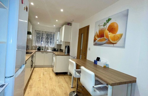 Banbury House | Charming 4-Bed Home, Priv Entrance, Garden, Modern Kitchen, Spacious Living Area