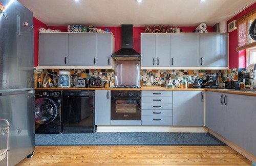 Wood Green House | Charming 4-Bed Home with Stylish Decor & Garden