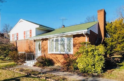 Oxon Hill House | Charming 4-bedroom bungalow near MGM