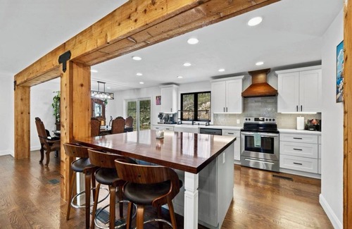 Bowling Green House | Charming 4-bedroom house with AC, WiFi in tranquil Bowling Green.