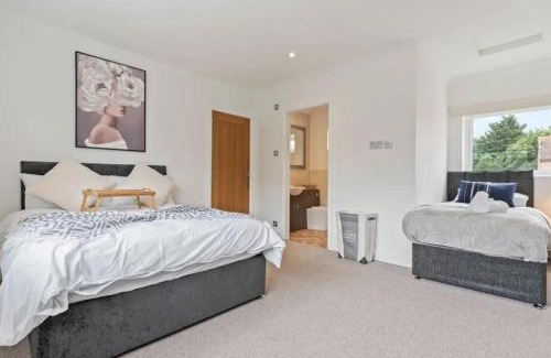 Malvern House | Charming 4 Bedroom 3 Bathroom House - Sleeps up to 9 - Pool Table, Sky TV & Netflix, Fast WiFi, Driveway Parking & Self-Check-In By Yoko Property