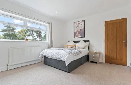 Malvern House | Charming 4 Bedroom 3 Bathroom House - Sleeps up to 9 - Pool Table, Sky TV & Netflix, Fast WiFi, Driveway Parking & Self-Check-In By Yoko Property