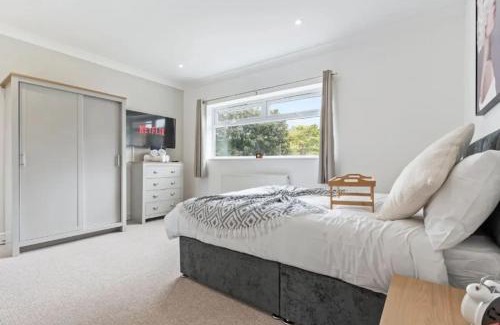 Malvern House | Charming 4 Bedroom 3 Bathroom House - Sleeps up to 9 - Pool Table, Sky TV & Netflix, Fast WiFi, Driveway Parking & Self-Check-In By Yoko Property