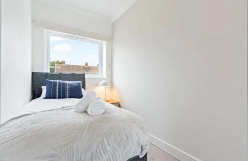 Malvern House | Charming 4 Bedroom 3 Bathroom House - Sleeps up to 9 - Pool Table, Sky TV & Netflix, Fast WiFi, Driveway Parking & Self-Check-In By Yoko Property