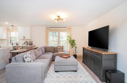 Brentwood House | Charming 4-bedroom house in pleasant Brentwood with AC, WiFi - dog-friendly