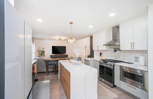 Brentwood House | Charming 4-bedroom house in pleasant Brentwood with AC, WiFi - dog-friendly
