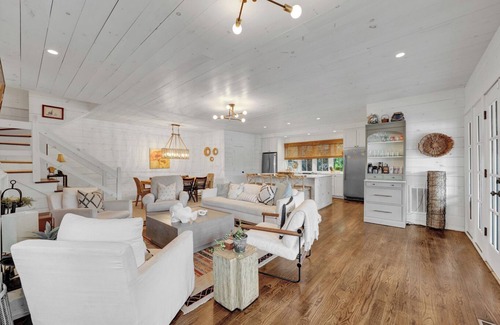 Crane Hill House | Charming 4-bedroom house with WiFi and AC only a few steps to water and 2 decks