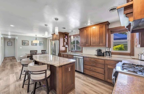 Ashwaubenon House | Charming 4-Bedroom Home, Short Walk to Lambeau