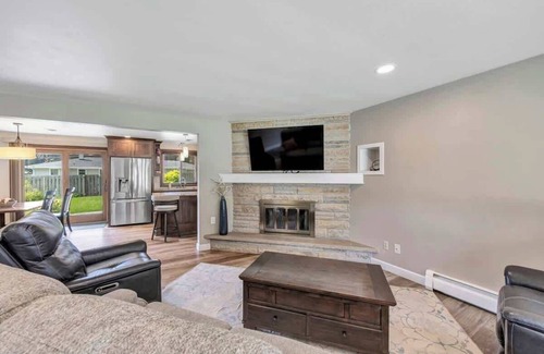 Ashwaubenon House | Charming 4-Bedroom Home, Short Walk to Lambeau