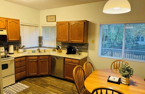 Urbandale House | Charming 4-bedroom house with fenced yard in wonderful neighborhood