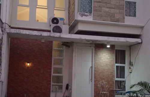 Central Yogyakarta House | Charming 4-bedroom house with WiFi and AC in lovely Jogja