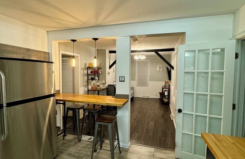 DeKalb House | Charming 4-bedroom house with WiFi and AC in DeKalb
